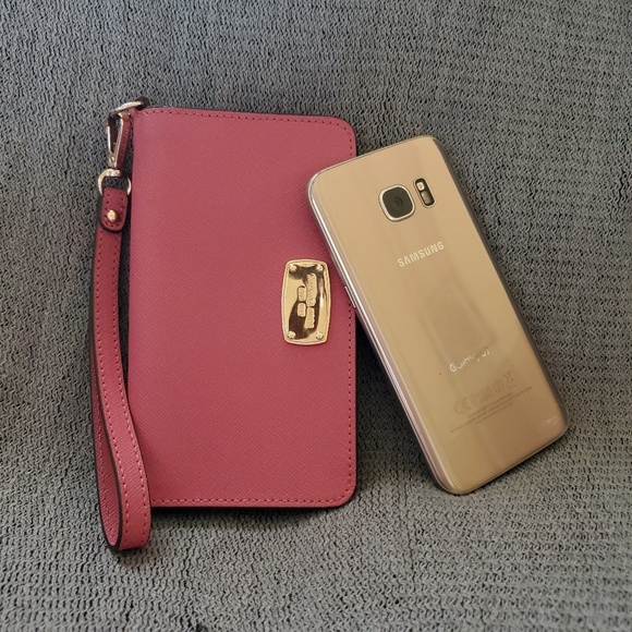 Michael Kors Handbags - Michael Kors blush wristlet